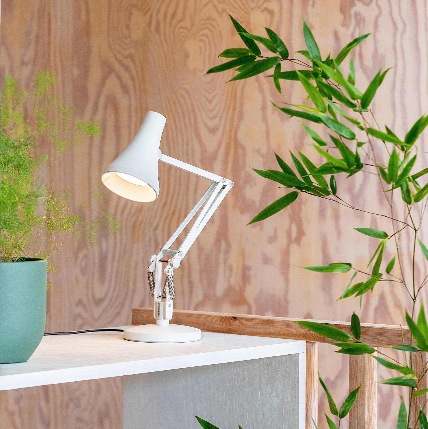 Illumin8 মিনি ডেস্ক ল্যাম্প